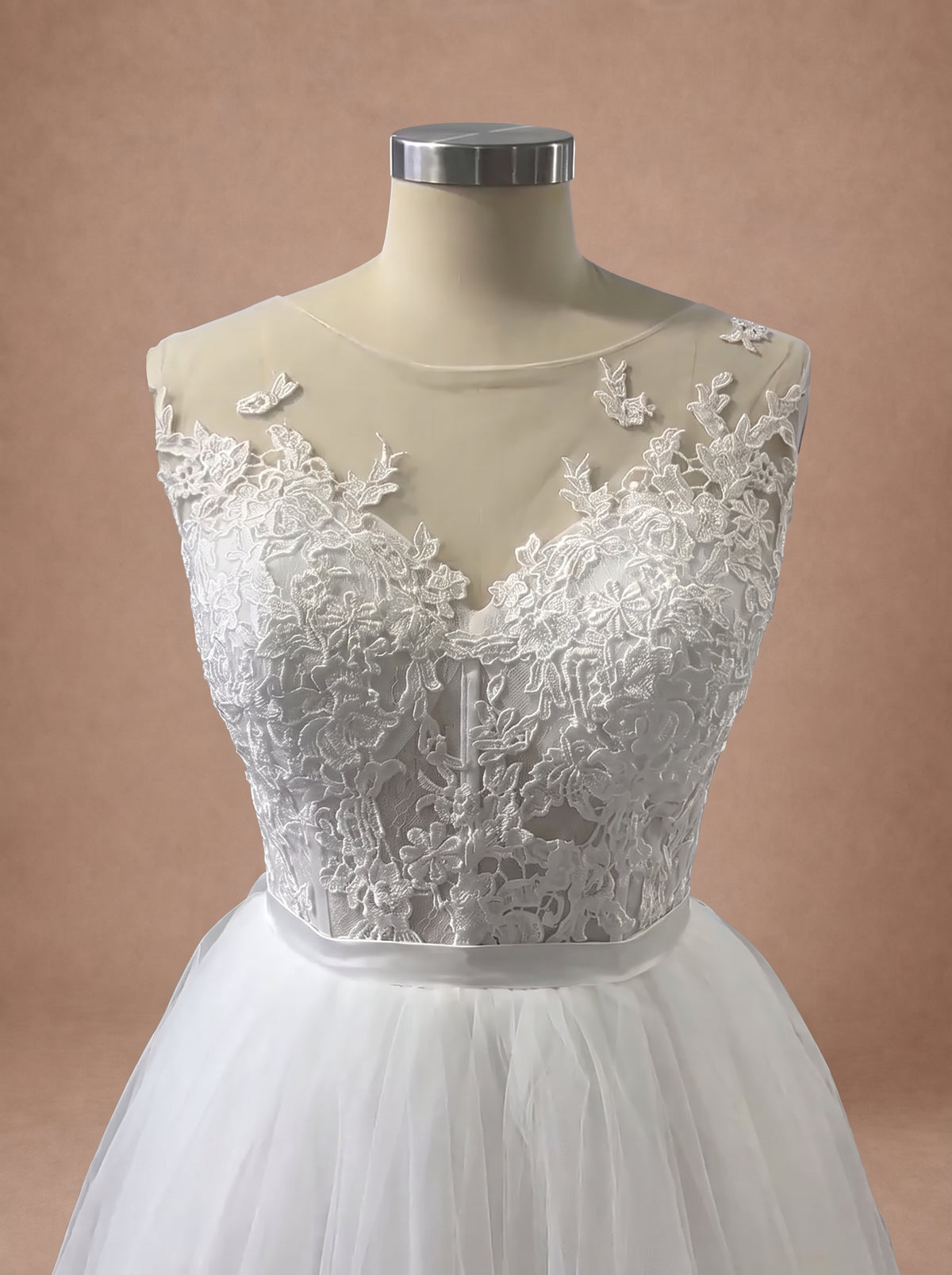 Robe de mariée simple et classe — Mannequin — détail buste