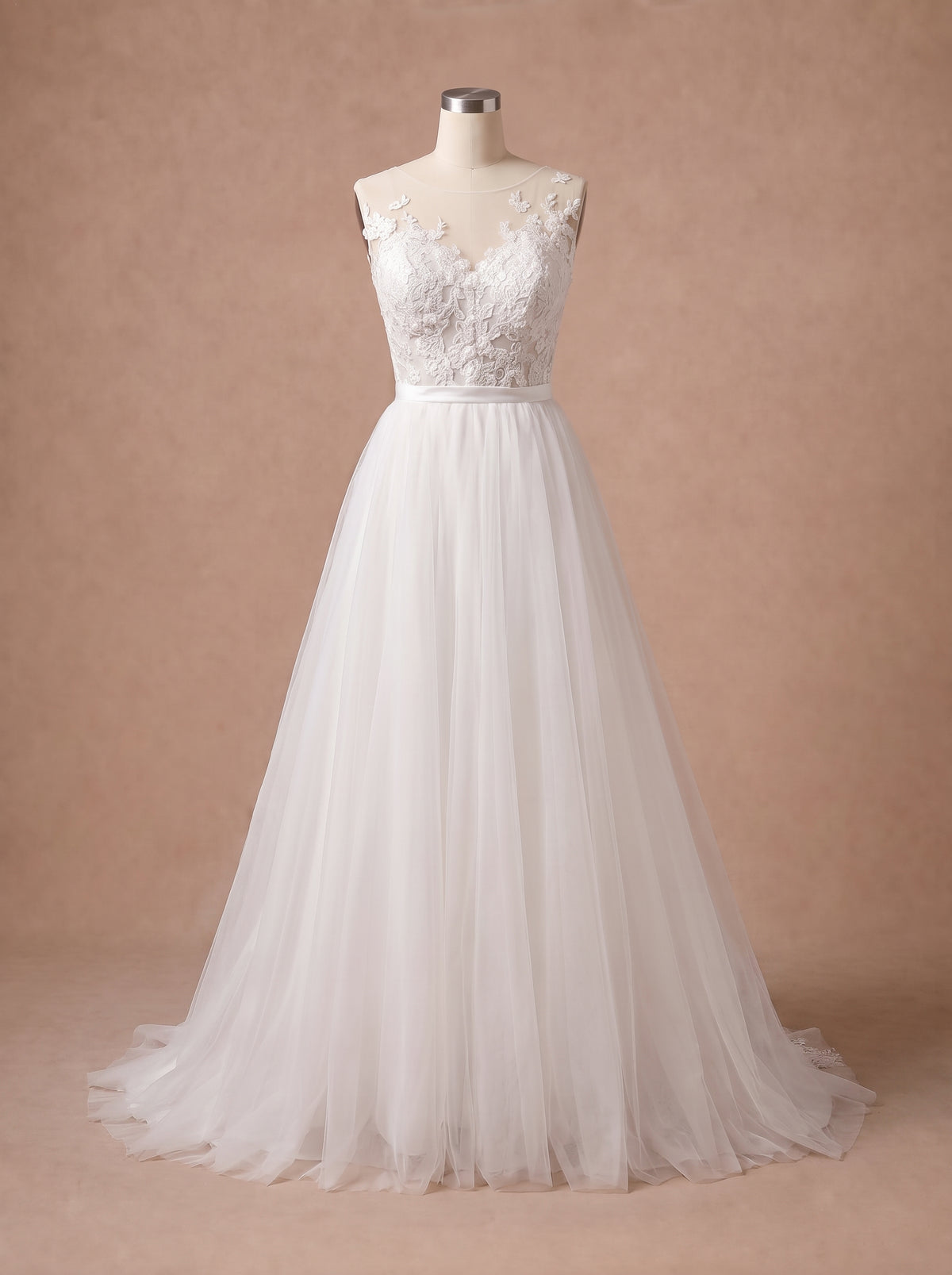 Robe de mariée simple et classe — Mannequin — face entière