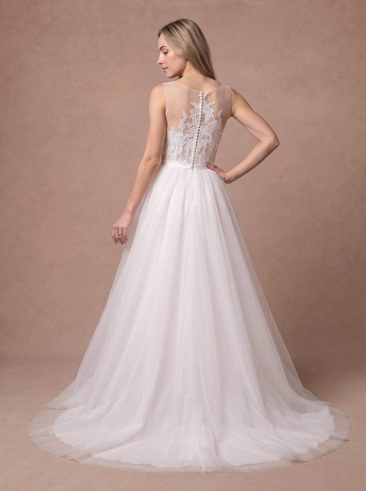 Robe de mariée simple et classe — Modèle — dos