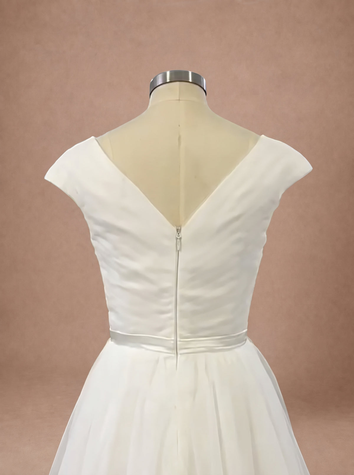 Robe de mariée trapèze simple et fluide en tulle — Mannequin — détail dos