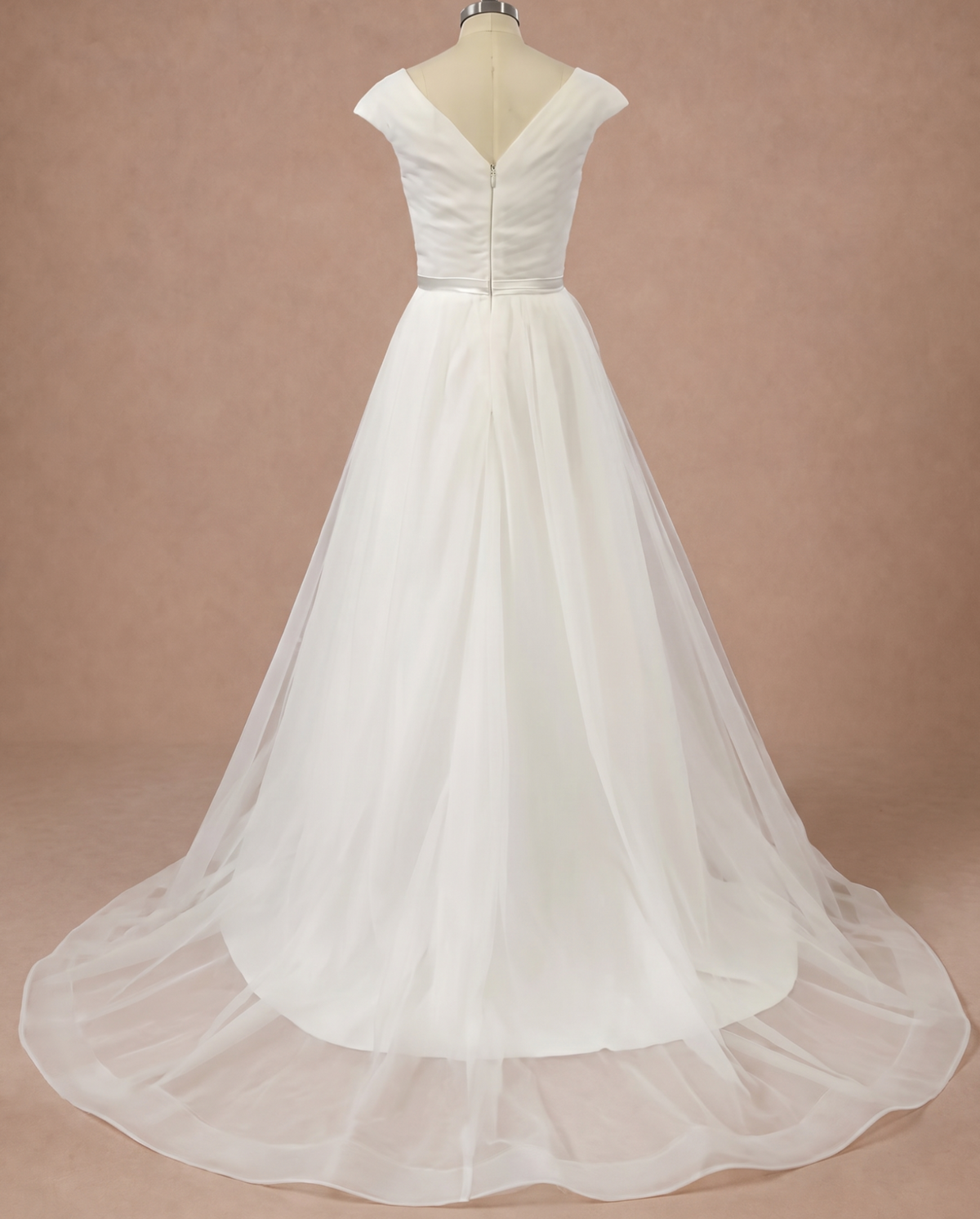 Robe de mariée trapèze simple et fluide en tulle — Mannequin — dos entier