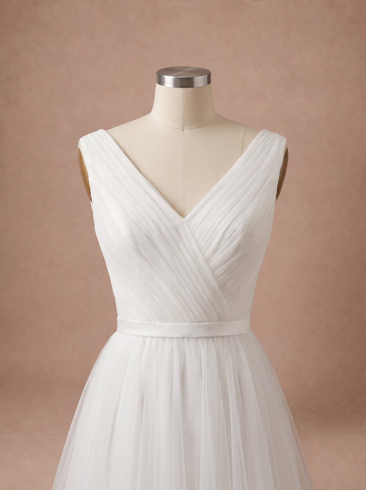 Robe de mariée trapèze simple et fluide en tulle — Mannequin — détail buste