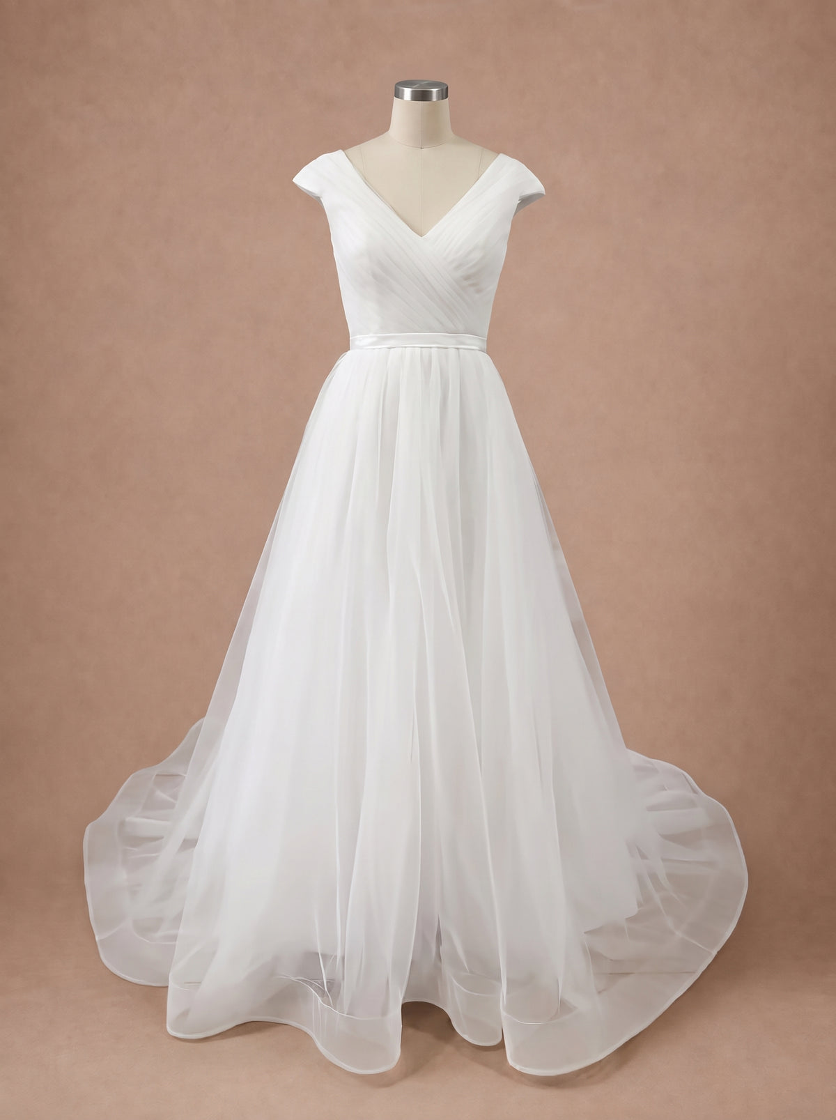 Robe de mariée trapèze simple et fluide en tulle — Mannequin — face entière