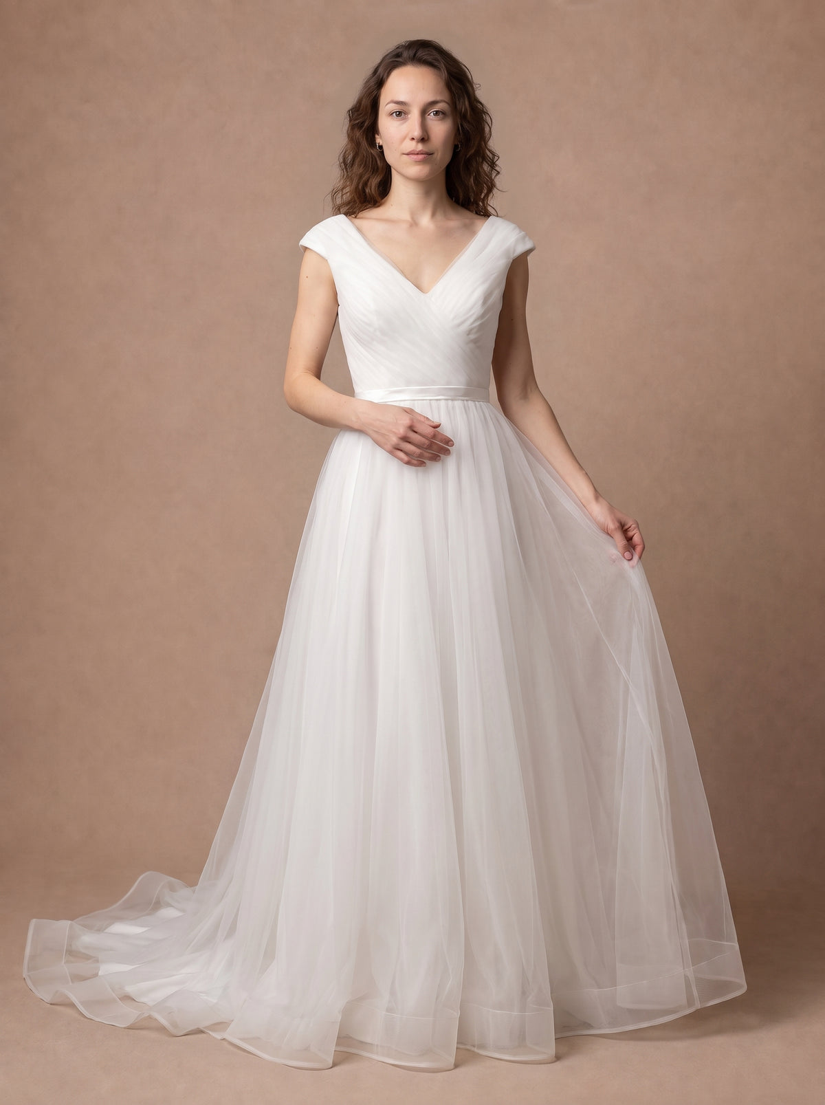 Robe de mariée trapèze simple et fluide en tulle — Modèle — face
