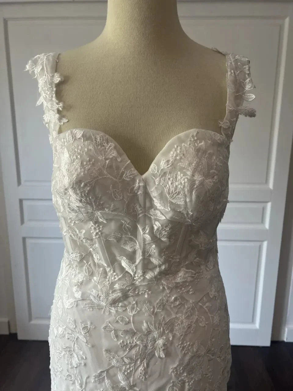 Gros plan sur les détails de Robe de mariée Sirene a Motifs Fleuris