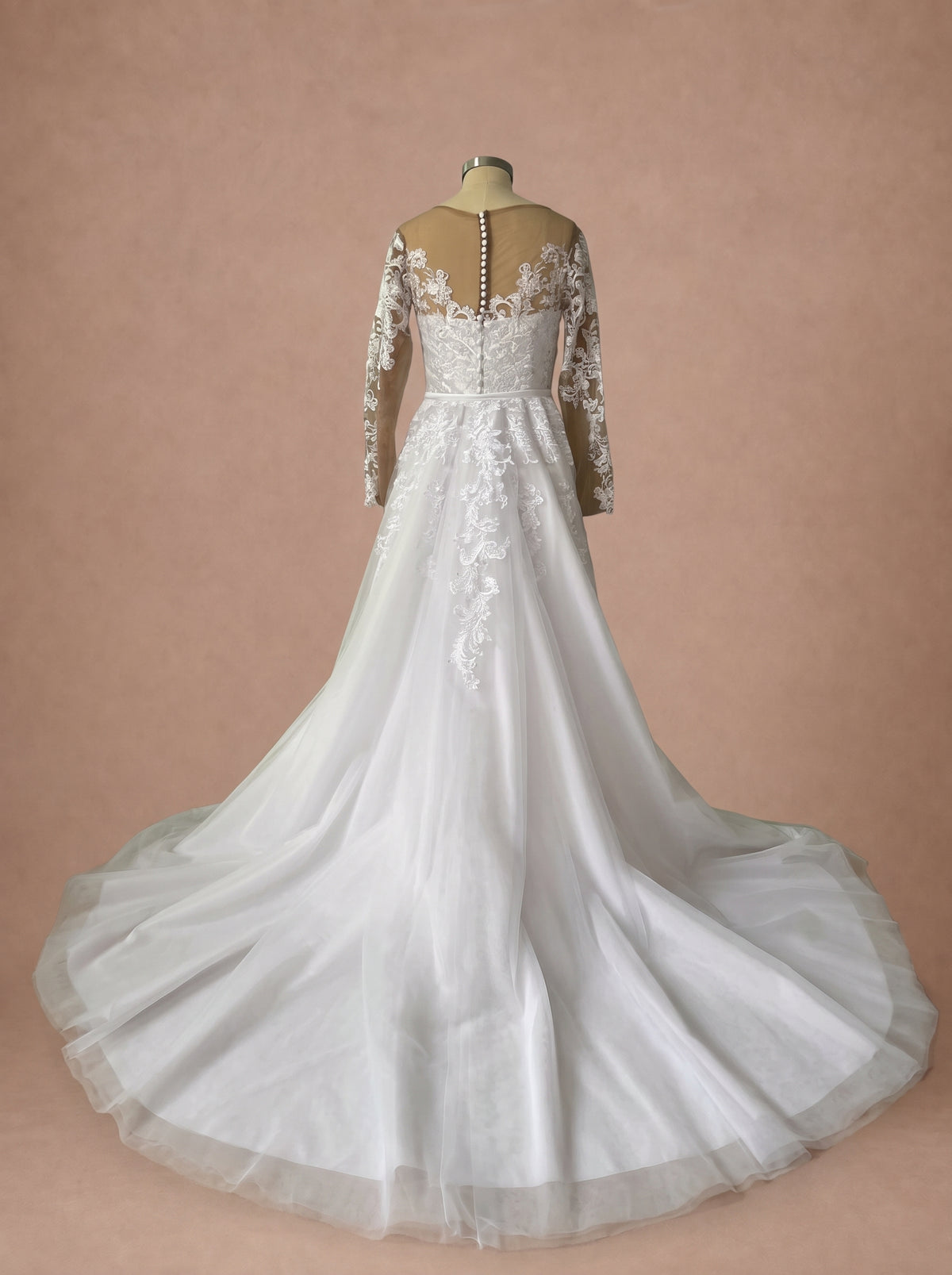 Robe de mariée sirène africaine en dentelle à manches longues — Mannequin — dos entier
