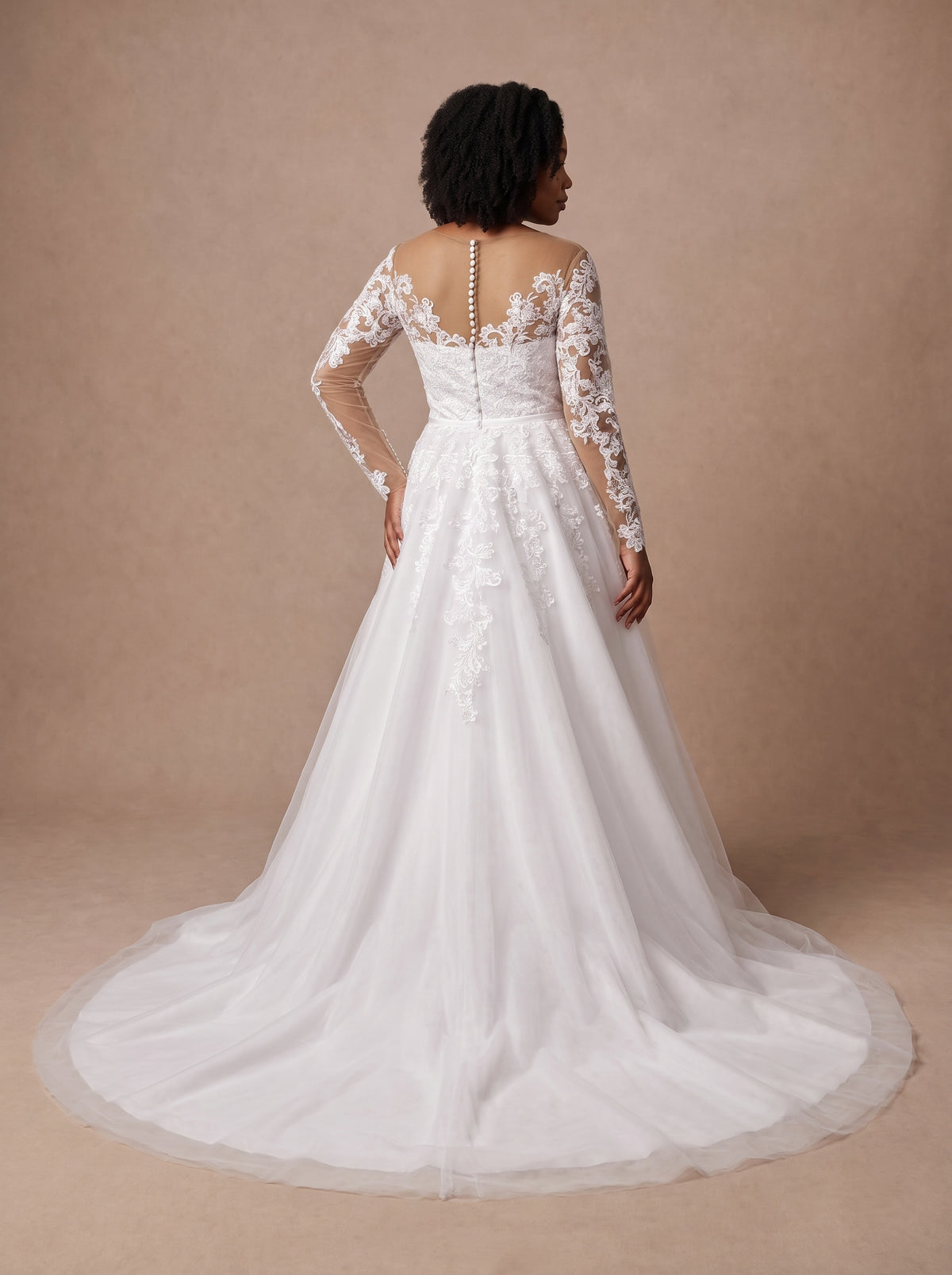 Robe de mariée sirène africaine en dentelle à manches longues — Modèle — dos