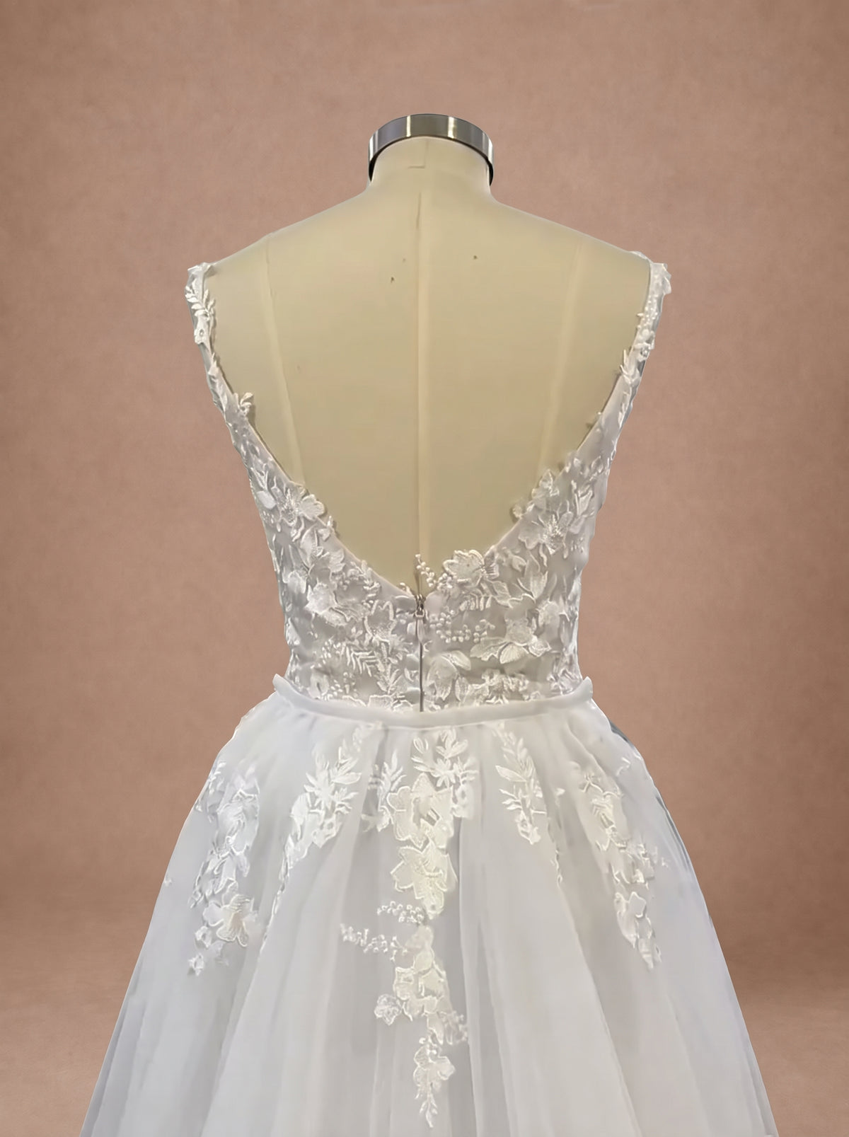 Robe de mariée sirène bohème à traîne amovible en dentelle florale — Mannequin — détail dos