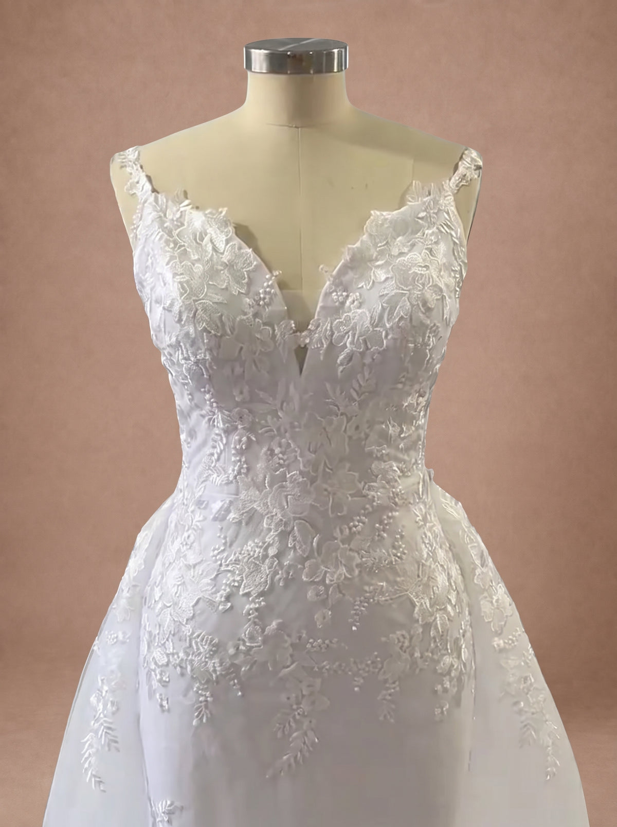 Robe de mariée sirène bohème à traîne amovible en dentelle florale — Mannequin — détail buste