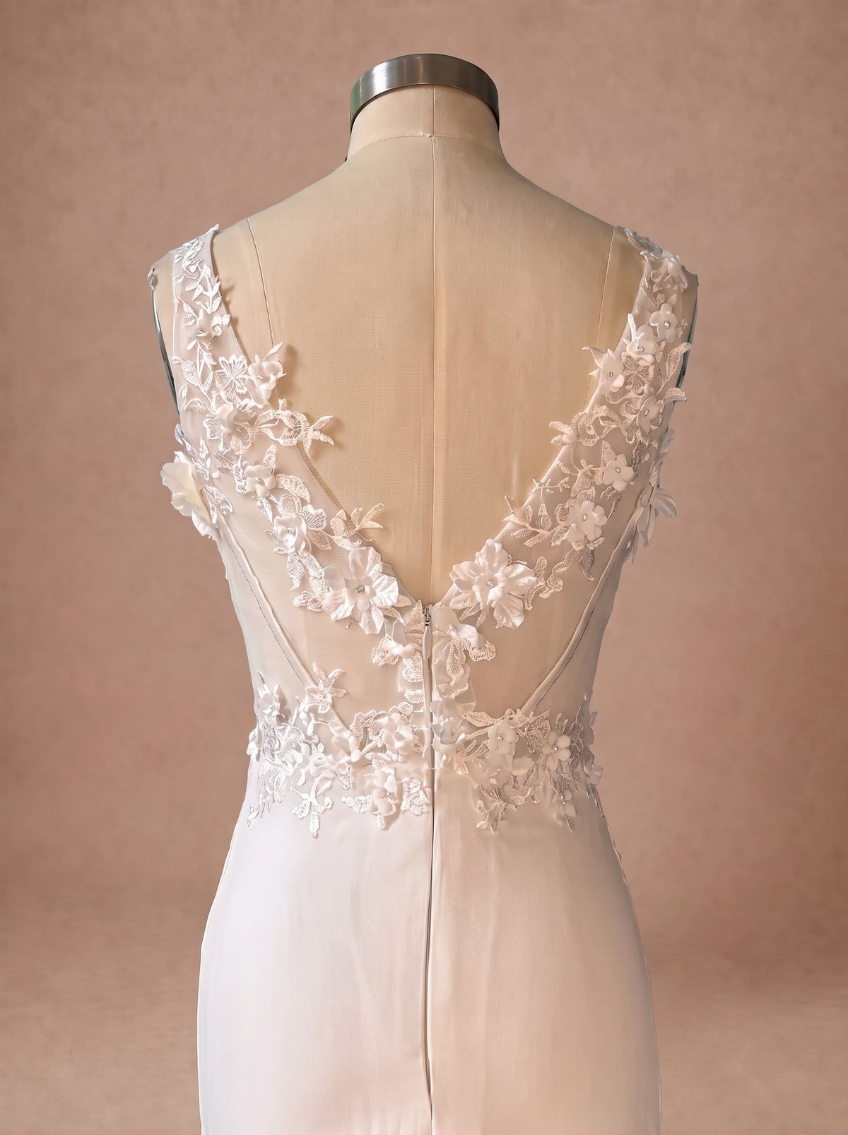 Robe de mariée Sirène chic à dos nu en dentelle — Mannequin — détail dos