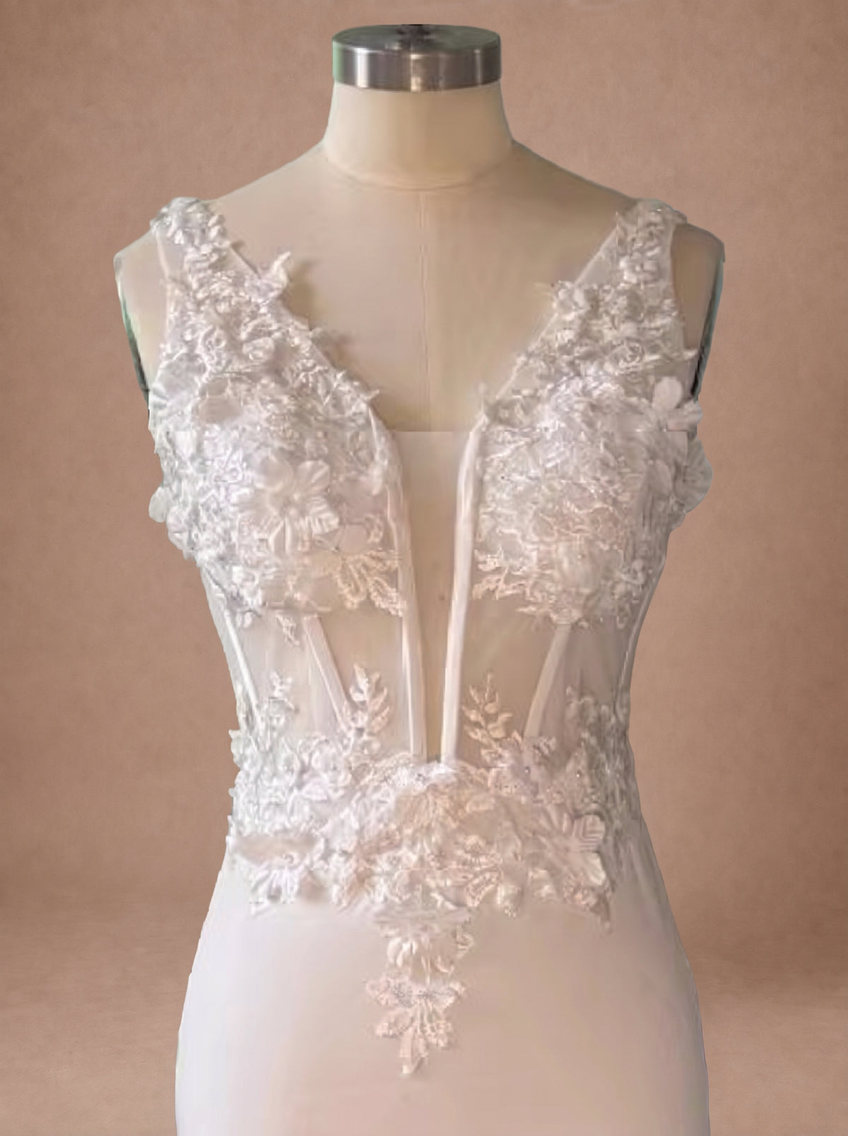 Robe de mariée Sirène chic à dos nu en dentelle — Mannequin — détail buste