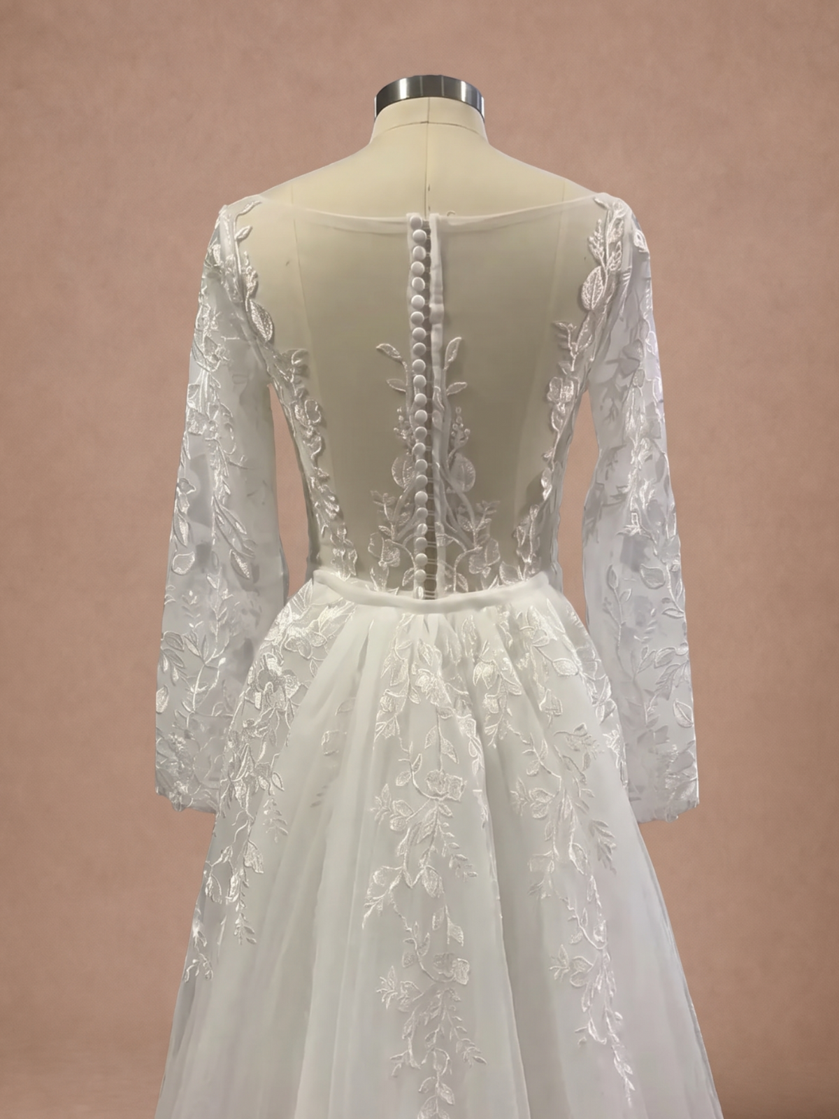 Robe de mariée Sirène en dentelle à manches longues et dos illusion — Mannequin — détail dos