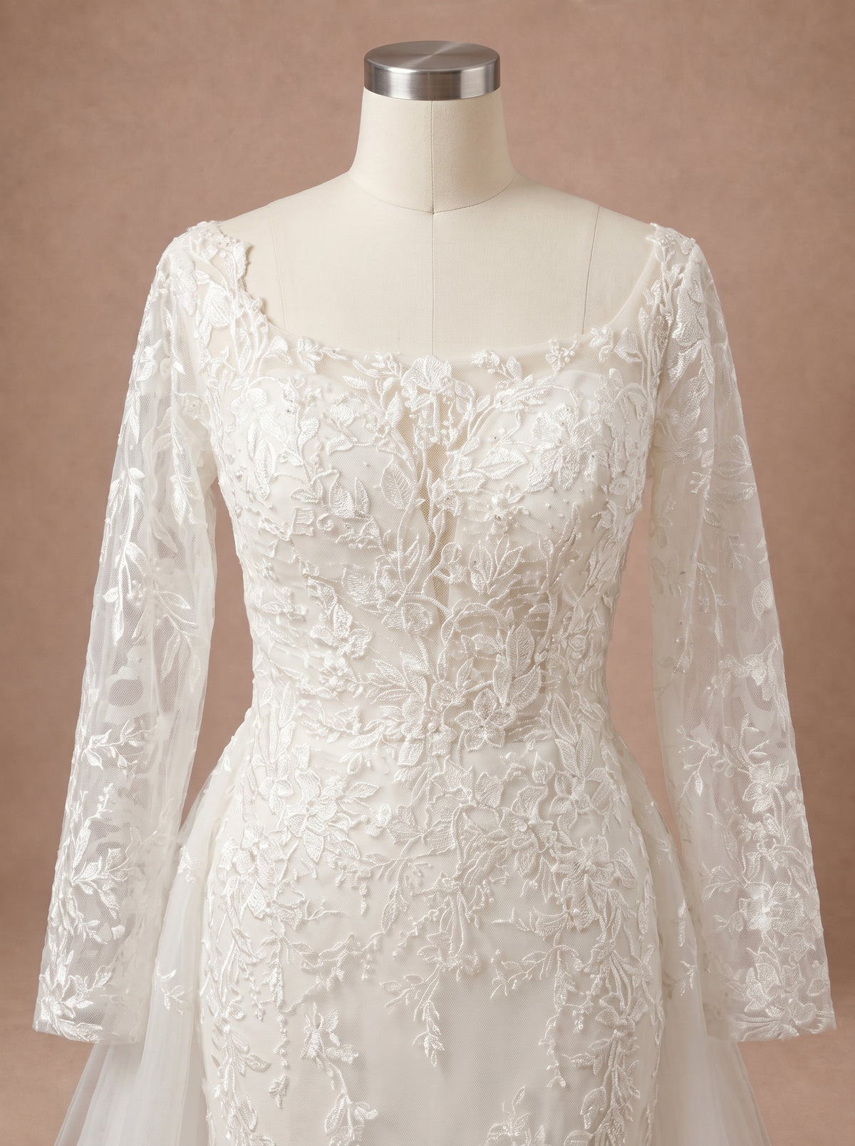 Robe de mariée Sirène en dentelle à manches longues et dos illusion — Mannequin — détail buste