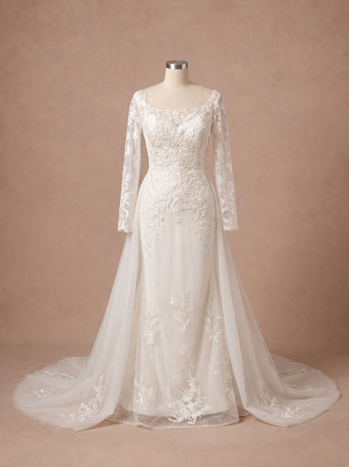 Robe de mariée Sirène en dentelle à manches longues et dos illusion — Mannequin — face entière