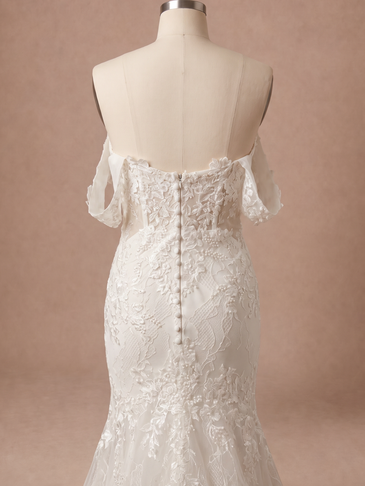 Robe de mariée sirène femme ronde à bustier corseté en dentelle — Mannequin — détail dos