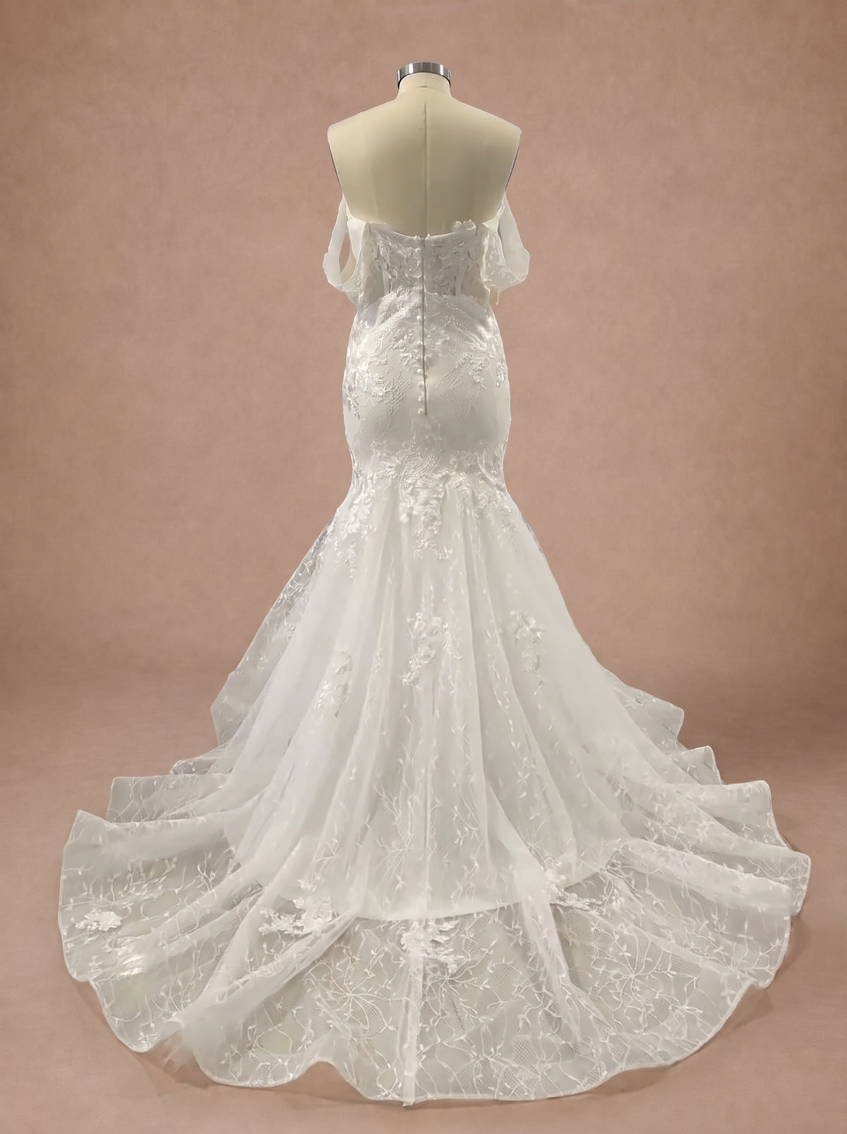 Robe de mariée sirène femme ronde à bustier corseté en dentelle — Mannequin — dos entier