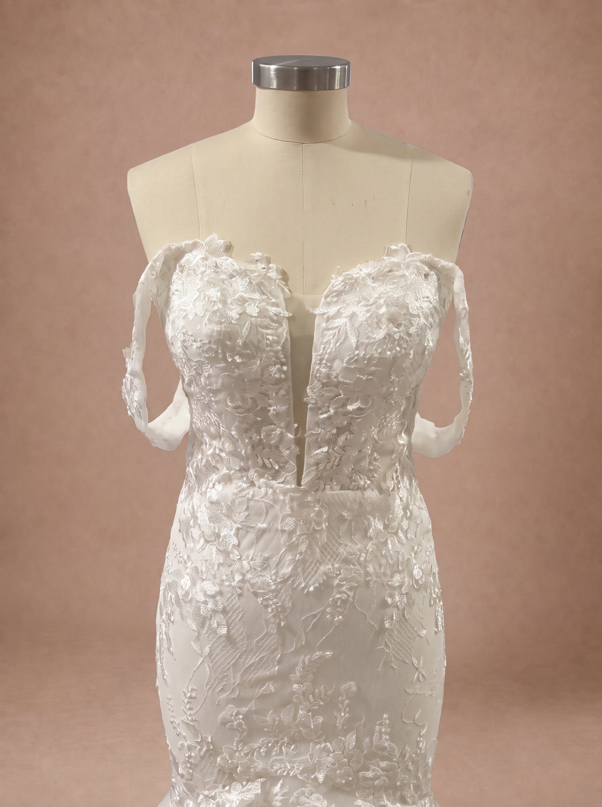 Robe de mariée sirène femme ronde à bustier corseté en dentelle — Mannequin — détail buste