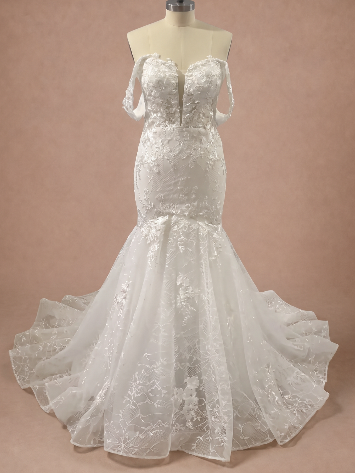 Robe de mariée sirène femme ronde à bustier corseté en dentelle — Mannequin — face entière