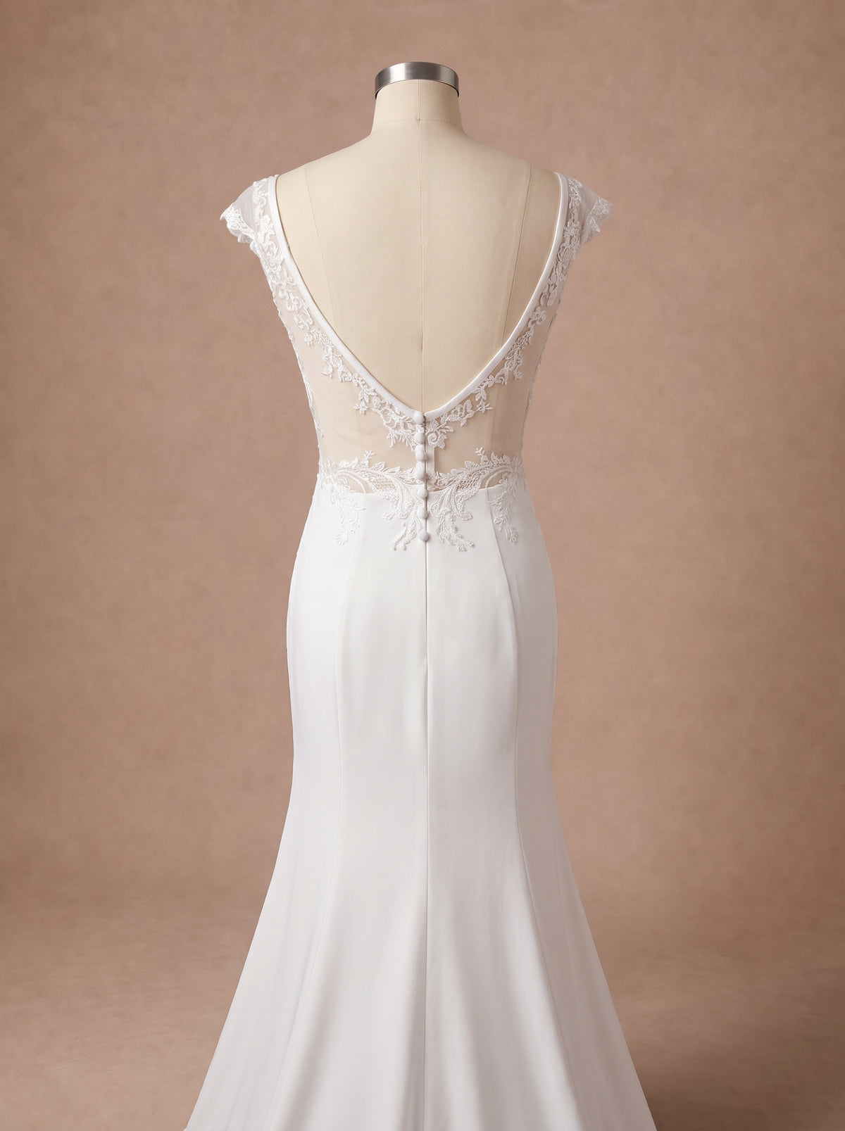 Robe de mariée sirène fluide à décolleté en V — Mannequin — détail dos