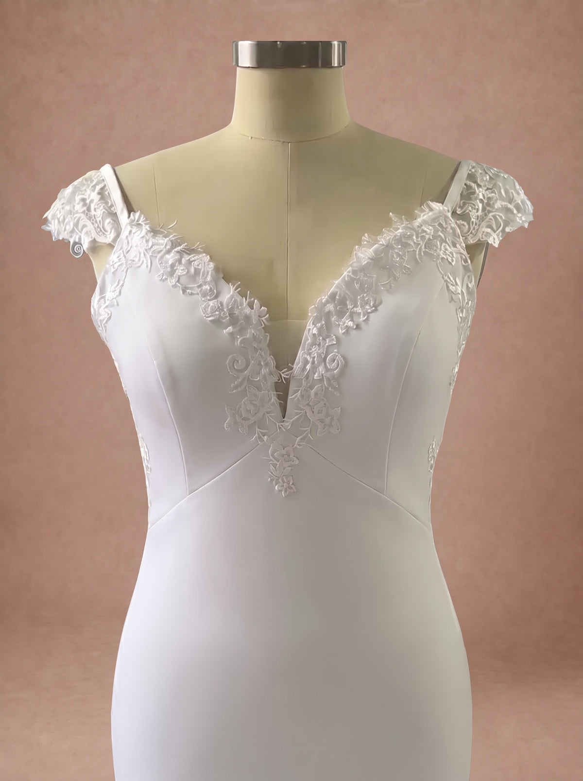 Robe de mariée sirène fluide à décolleté en V — Mannequin — détail buste