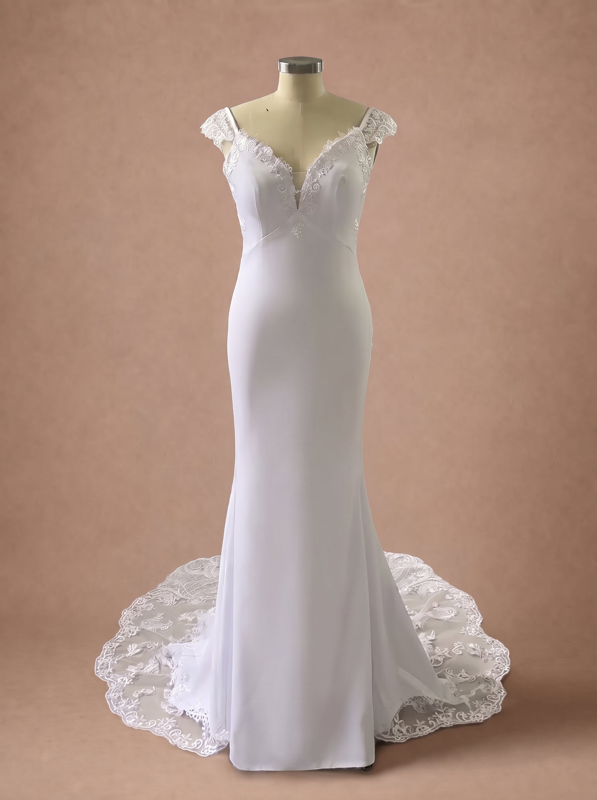 Robe de mariée sirène fluide à décolleté en V — Mannequin — face entière