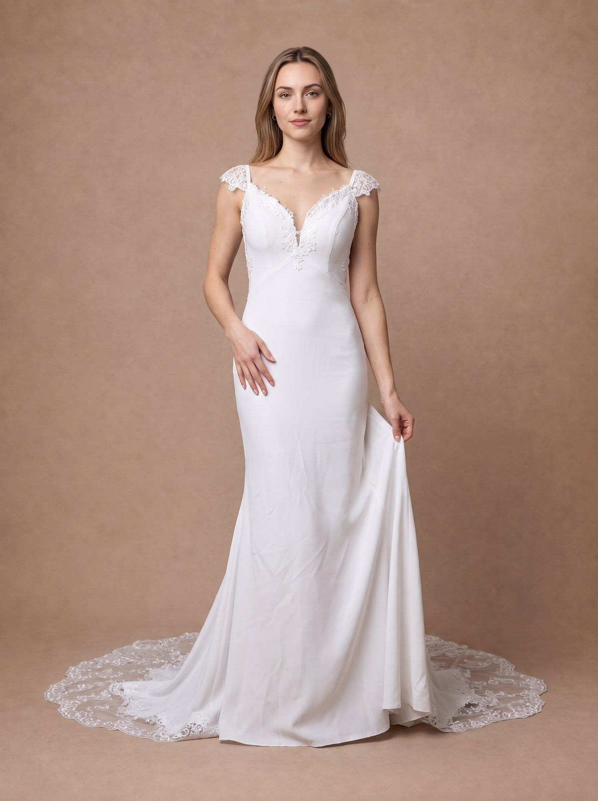 Robe de mariée sirène fluide à décolleté en V — Modèle — face