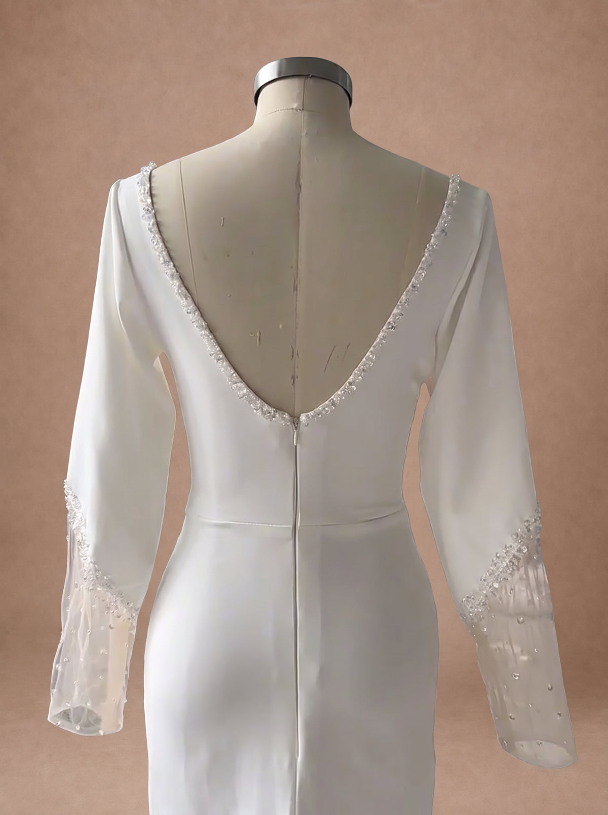 Robe de mariée sirène en satin à manches longues — Mannequin — détail dos