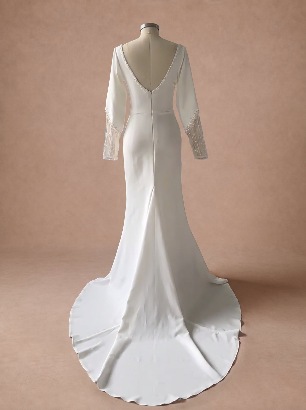 Robe de mariée sirène en satin à manches longues — Mannequin — dos entier