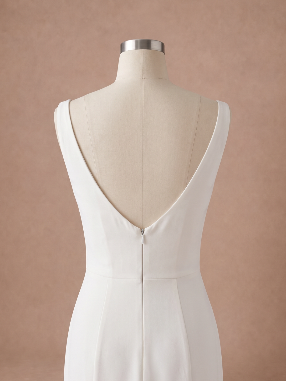 Robe de mariée sirène minimaliste en crêpe et dentelle à col carré — Mannequin — détail dos