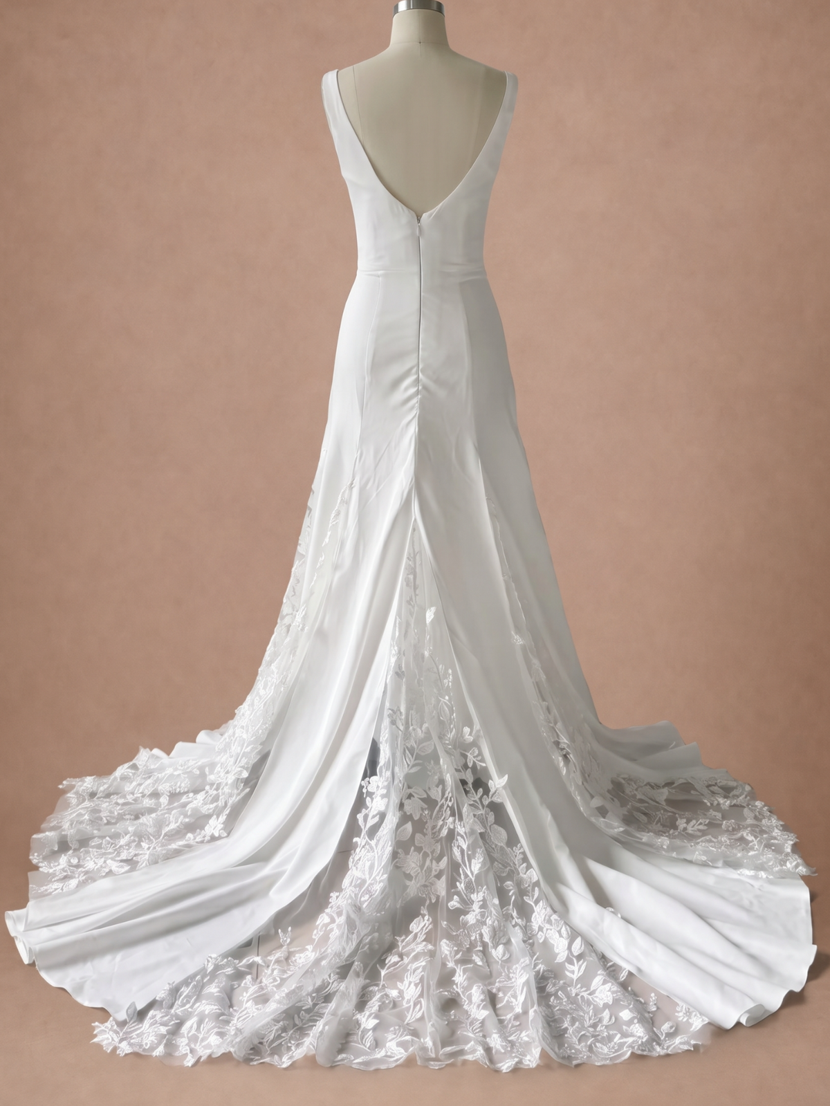 Robe de mariée sirène minimaliste en crêpe et dentelle à col carré — Mannequin — dos entier