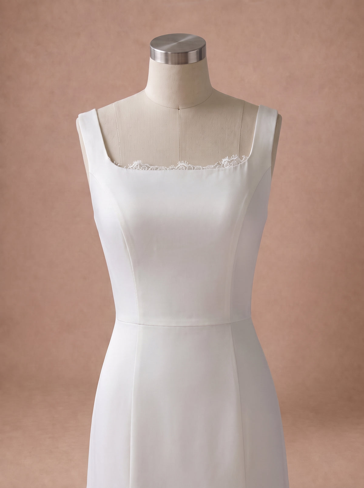 Robe de mariée sirène minimaliste en crêpe et dentelle à col carré — Mannequin — détail buste