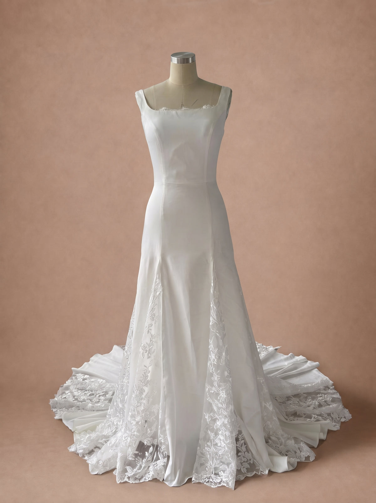 Robe de mariée sirène minimaliste en crêpe et dentelle à col carré — Mannequin — face entière