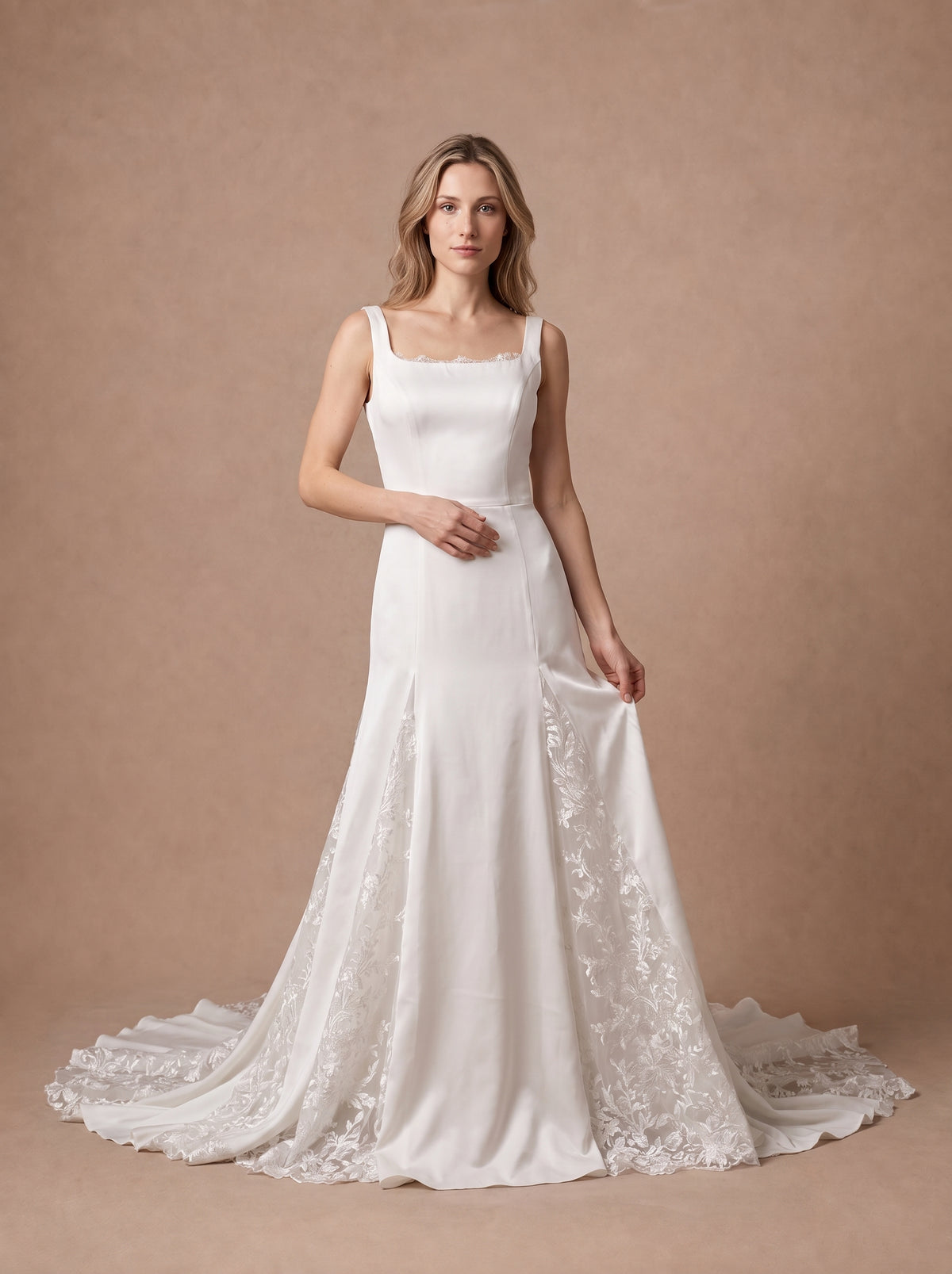 Robe de mariée sirène minimaliste en crêpe et dentelle à col carré — Modèle — face