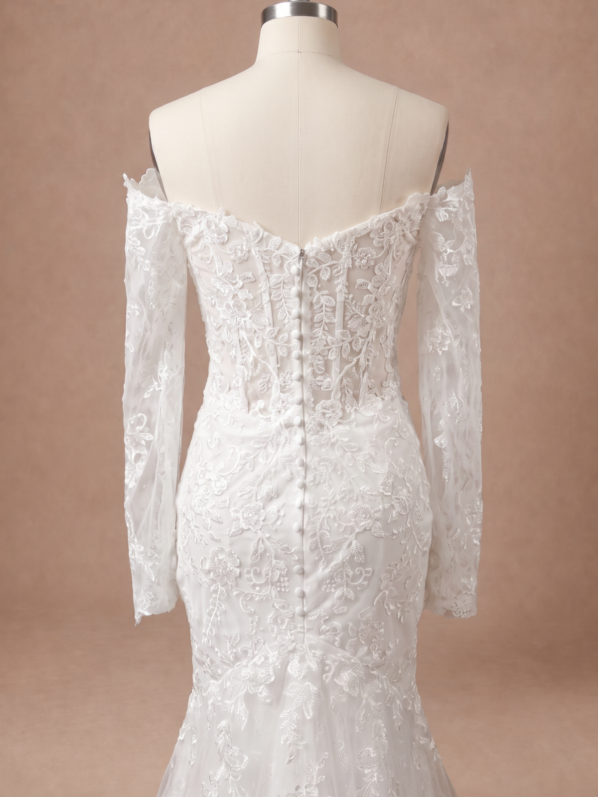 Robe de mariée sirène femme ronde à manches longues — Mannequin — détail dos