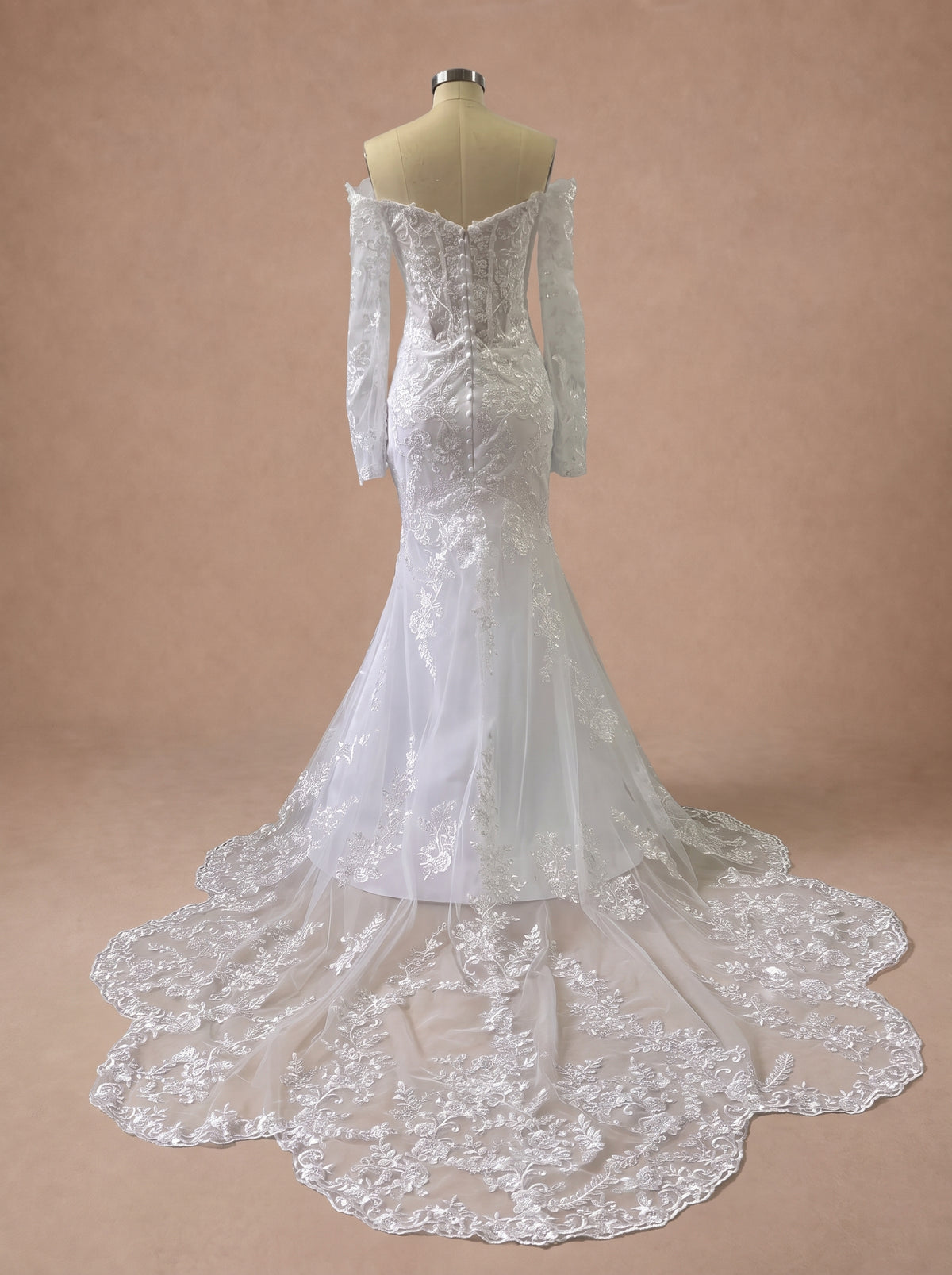 Robe de mariée sirène femme ronde à manches longues — Mannequin — dos entier