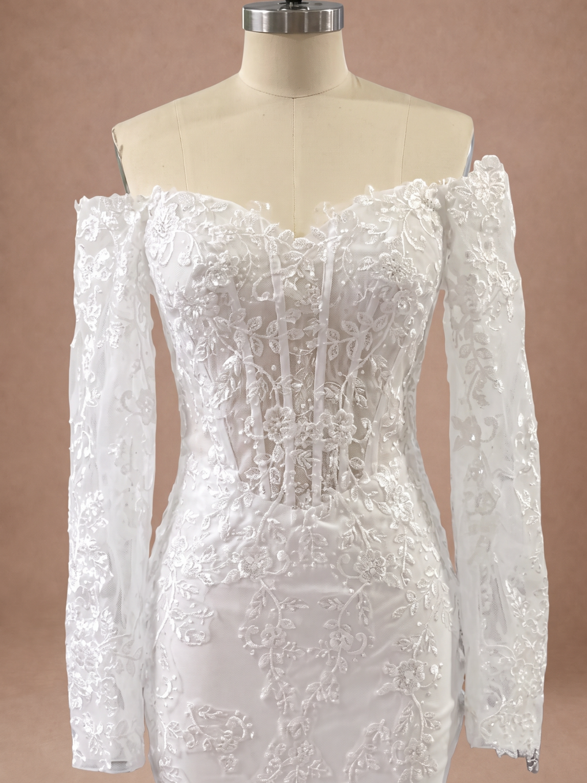 Robe de mariée sirène femme ronde à manches longues — Mannequin — détail buste