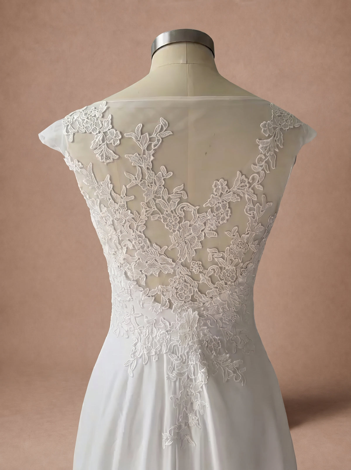 Robe de mariée style bohème en dentelle et mousseline — Mannequin — détail dos