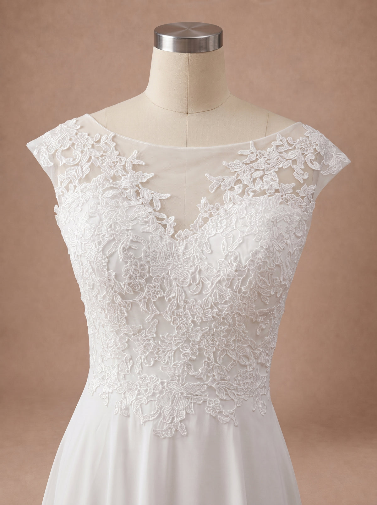 Robe de mariée style bohème en dentelle et mousseline — Mannequin — détail buste