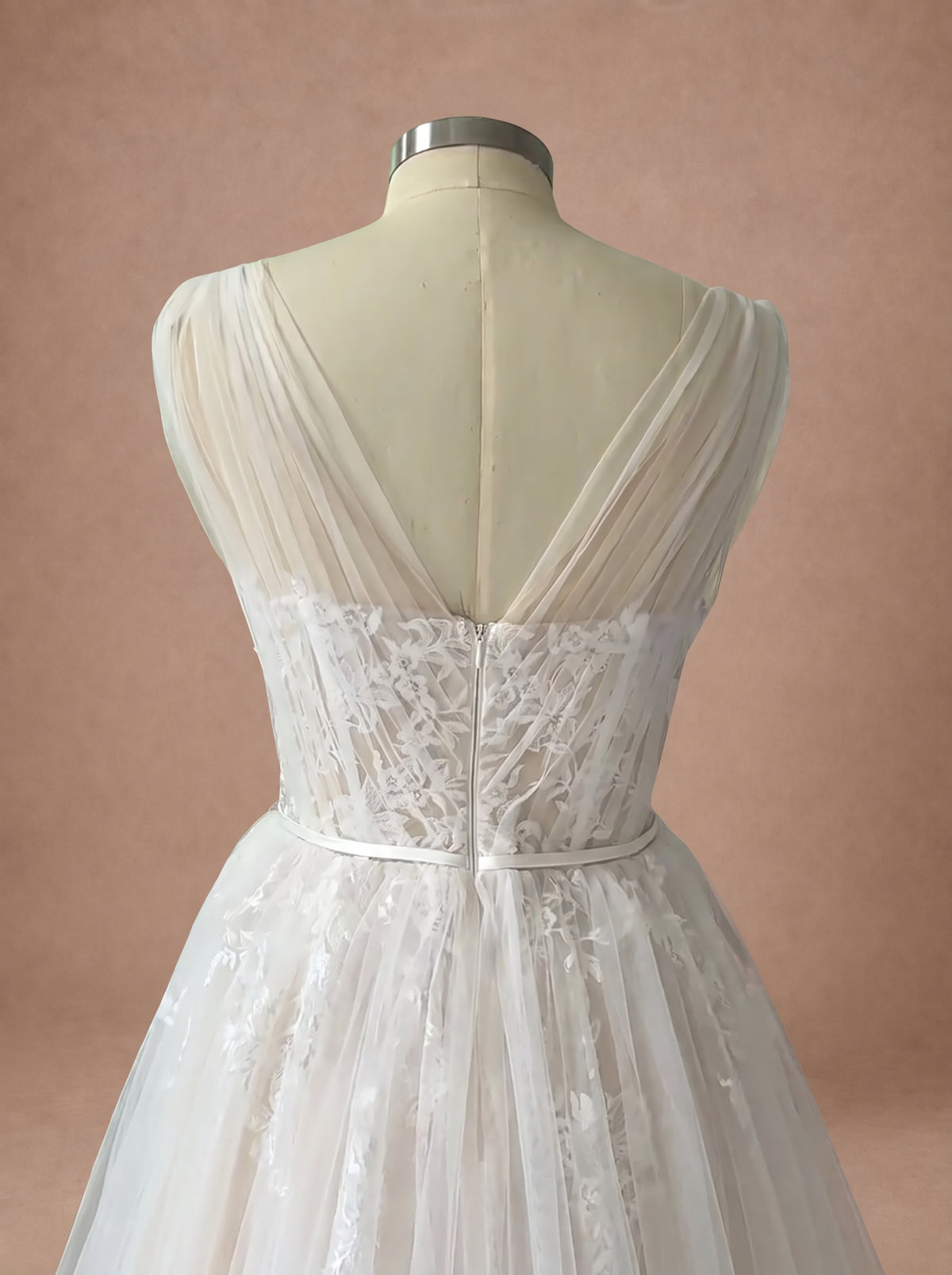 Robe de mariée Style Champêtre champagne en tulle et dentelle — Mannequin — détail dos