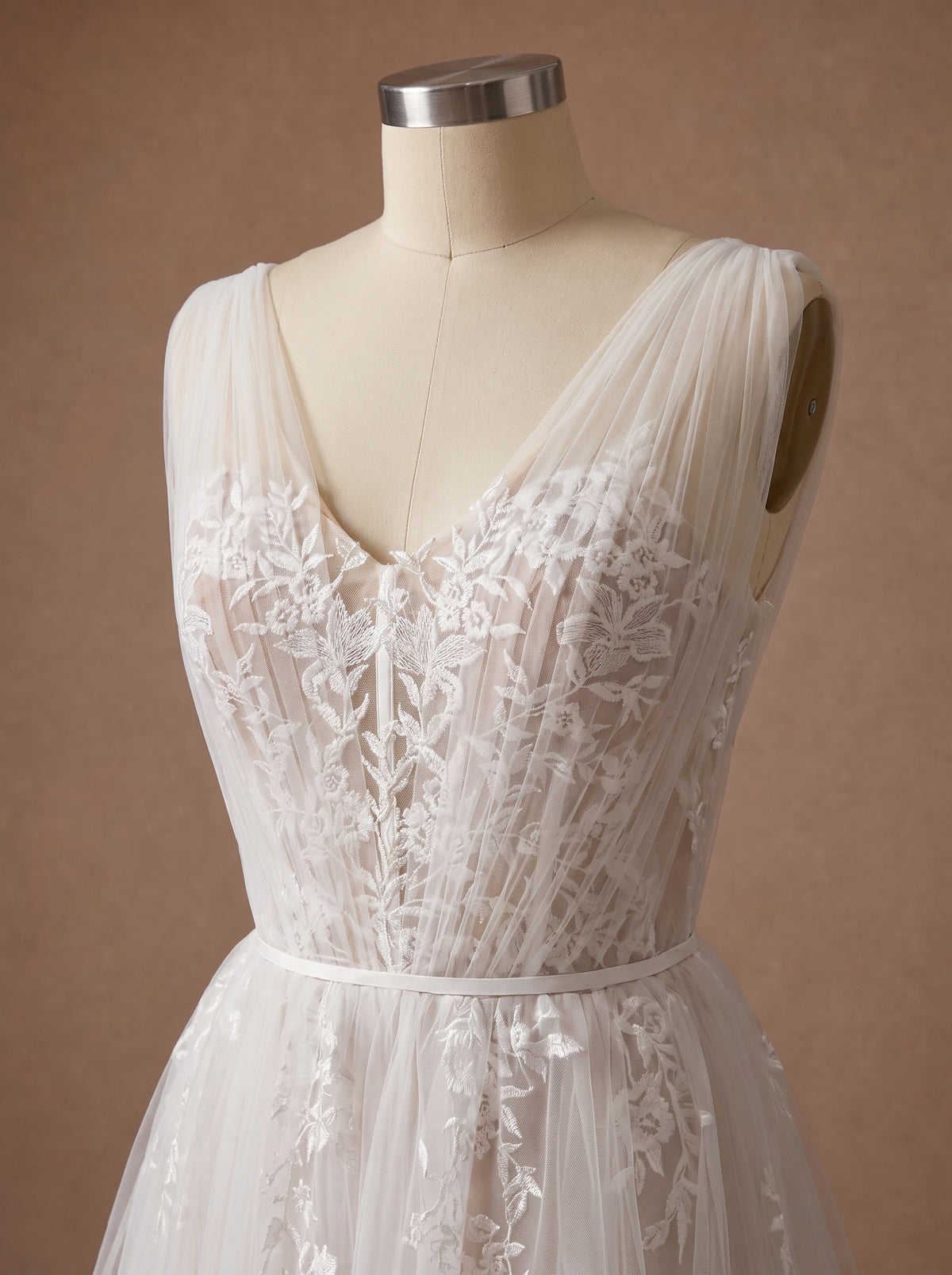 Robe de mariée Style Champêtre champagne en tulle et dentelle — Mannequin — détail buste