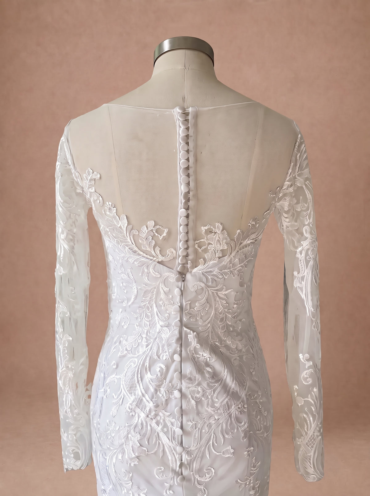 Robe de mariée traditionnelle espagnole en dentelle — Mannequin — détail dos