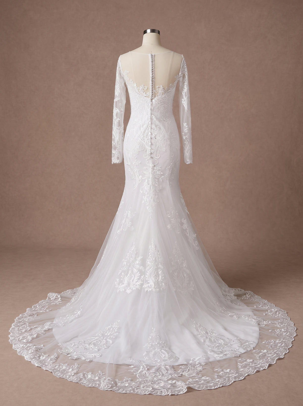 Robe de mariée traditionnelle espagnole en dentelle — Mannequin — dos entier