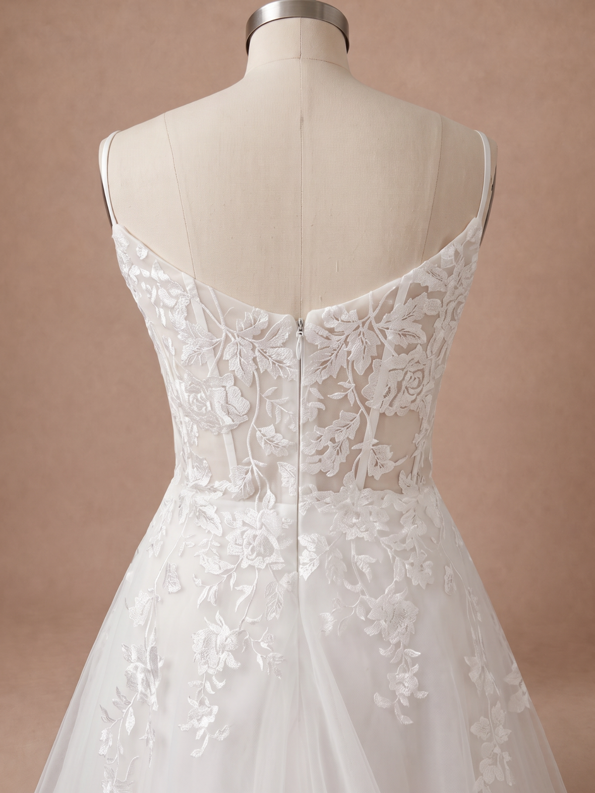 Robe de mariée trapèze bohème à col bateau en dentelle — Mannequin — détail dos
