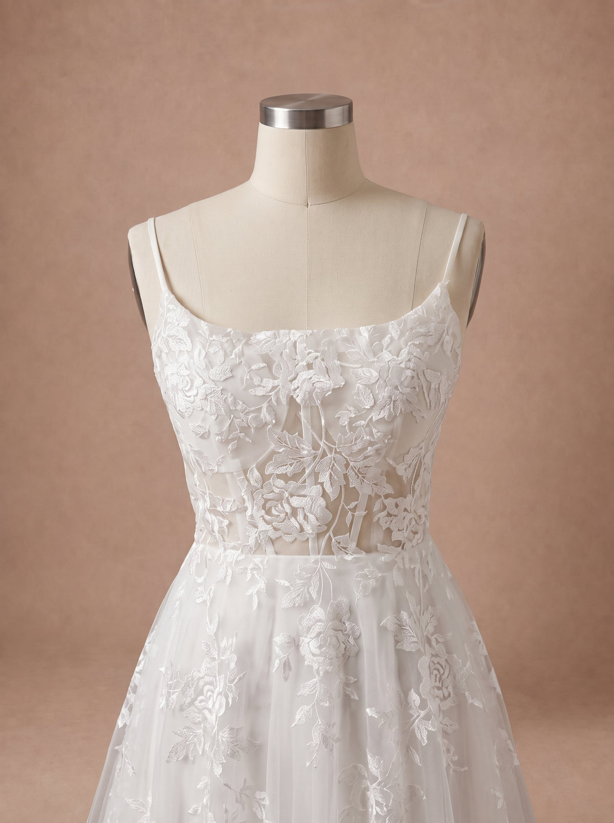 Robe de mariée trapèze bohème à col bateau en dentelle — Mannequin — détail buste