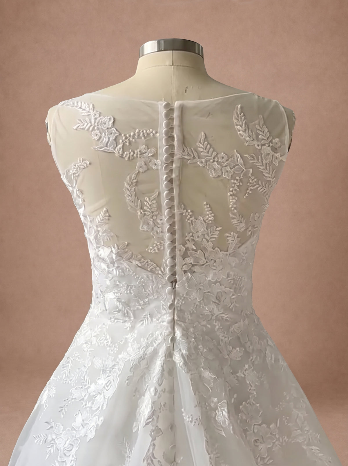 Robe de mariée trapèze grande taille en dentelle et tulle — Mannequin — détail dos