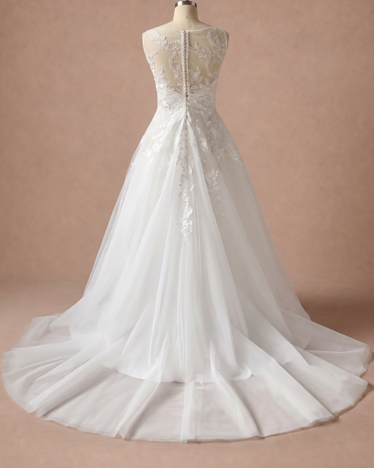 Robe de mariée trapèze grande taille en dentelle et tulle — Mannequin — dos entier