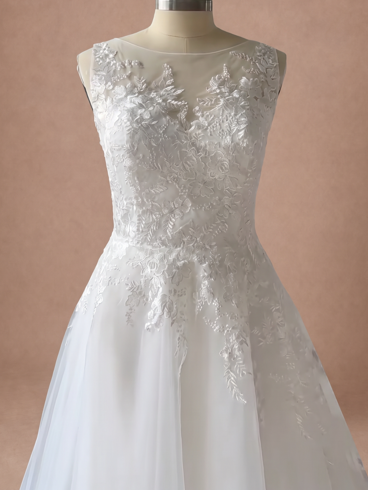 Robe de mariée trapèze grande taille en dentelle et tulle — Mannequin — détail buste
