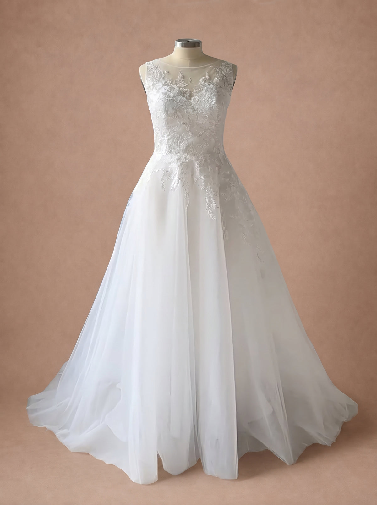 Robe de mariée trapèze grande taille en dentelle et tulle — Mannequin — face entière