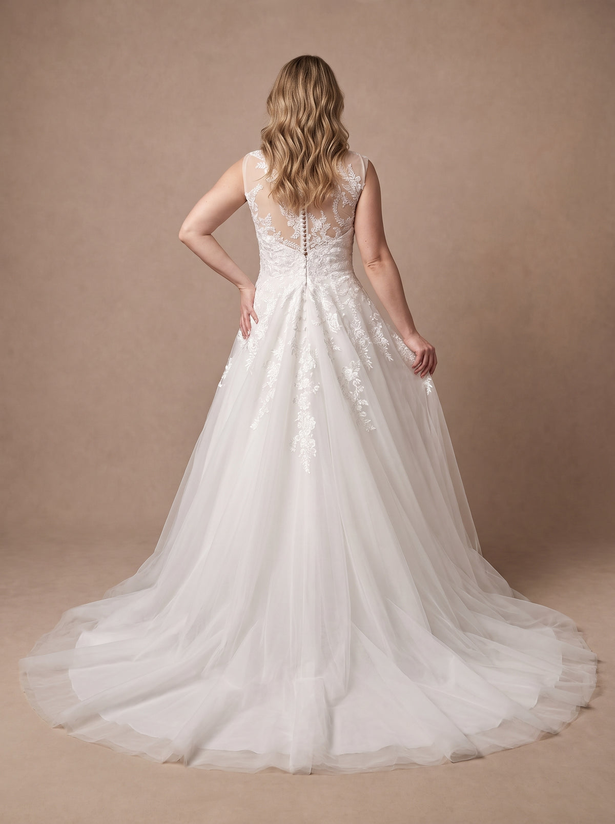 Robe de mariée trapèze grande taille en dentelle et tulle — Modèle — dos