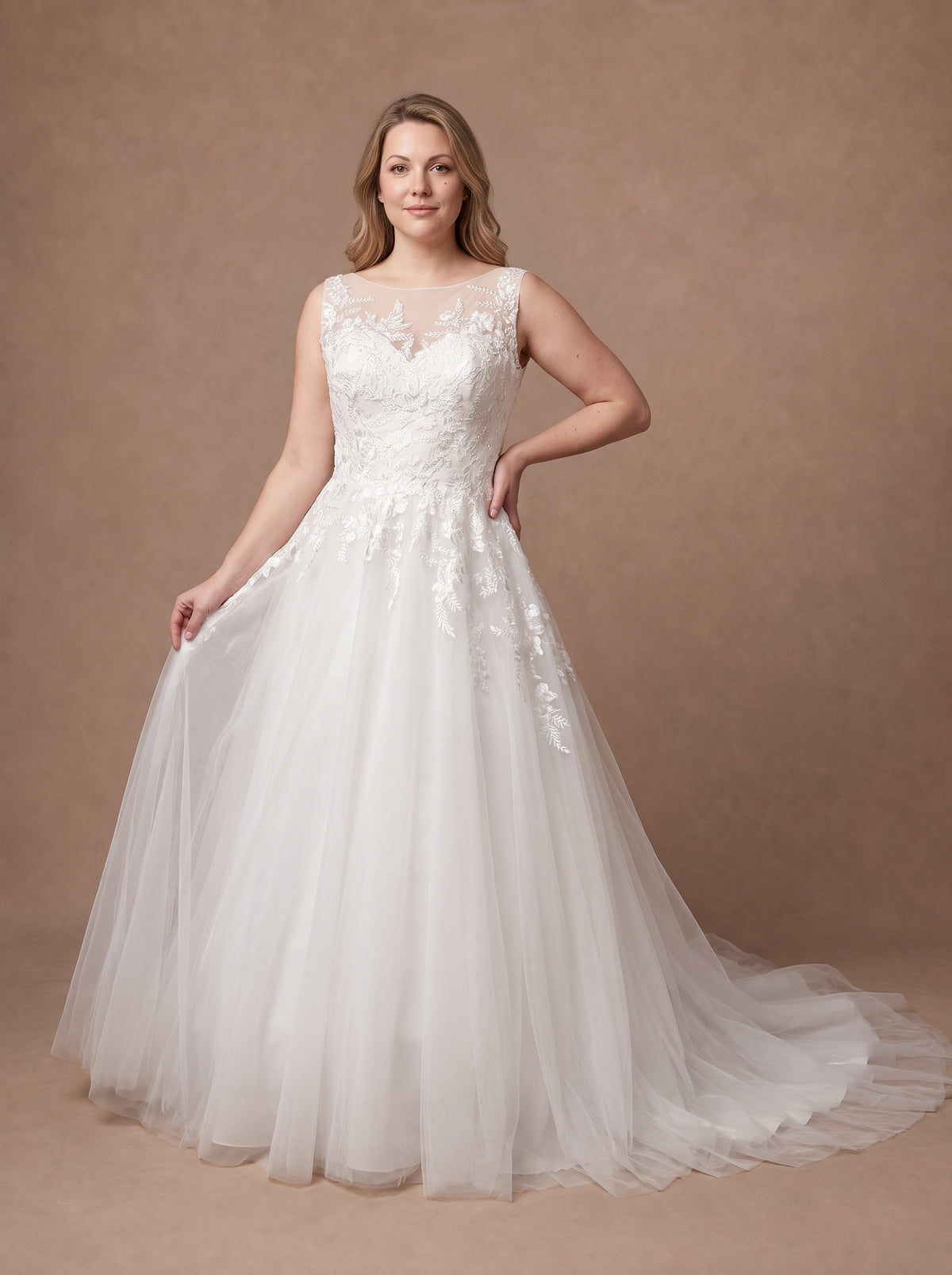 Robe de mariée trapèze grande taille en dentelle et tulle — Modèle — face